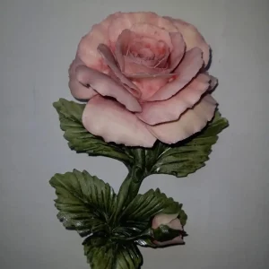 Bocciolo Rosa e foglie verdi in Porcellana di Capodimonte